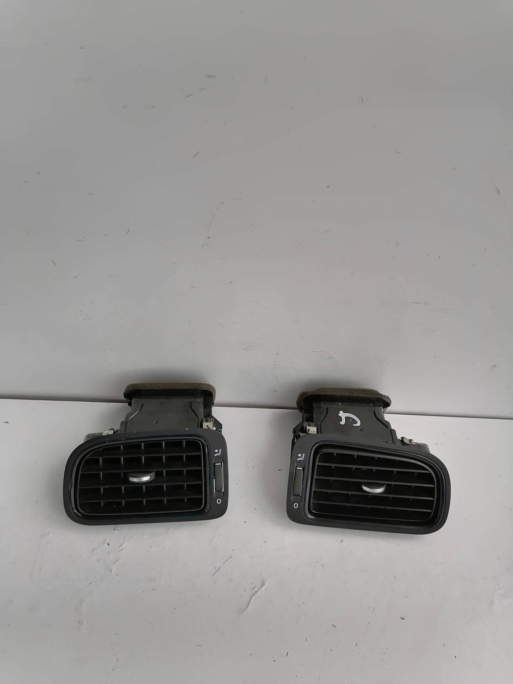 Bocchetta aria lat. cruscotto dx.